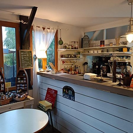 Hédé Ille Flottante, Maison Eclusiere Et Hebergements Insolites Sur Le Canal מראה חיצוני תמונה