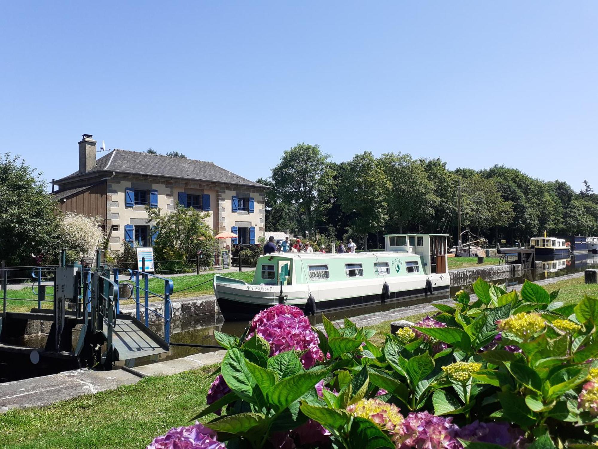 Hédé Ille Flottante, Maison Eclusiere Et Hebergements Insolites Sur Le Canal מראה חיצוני תמונה