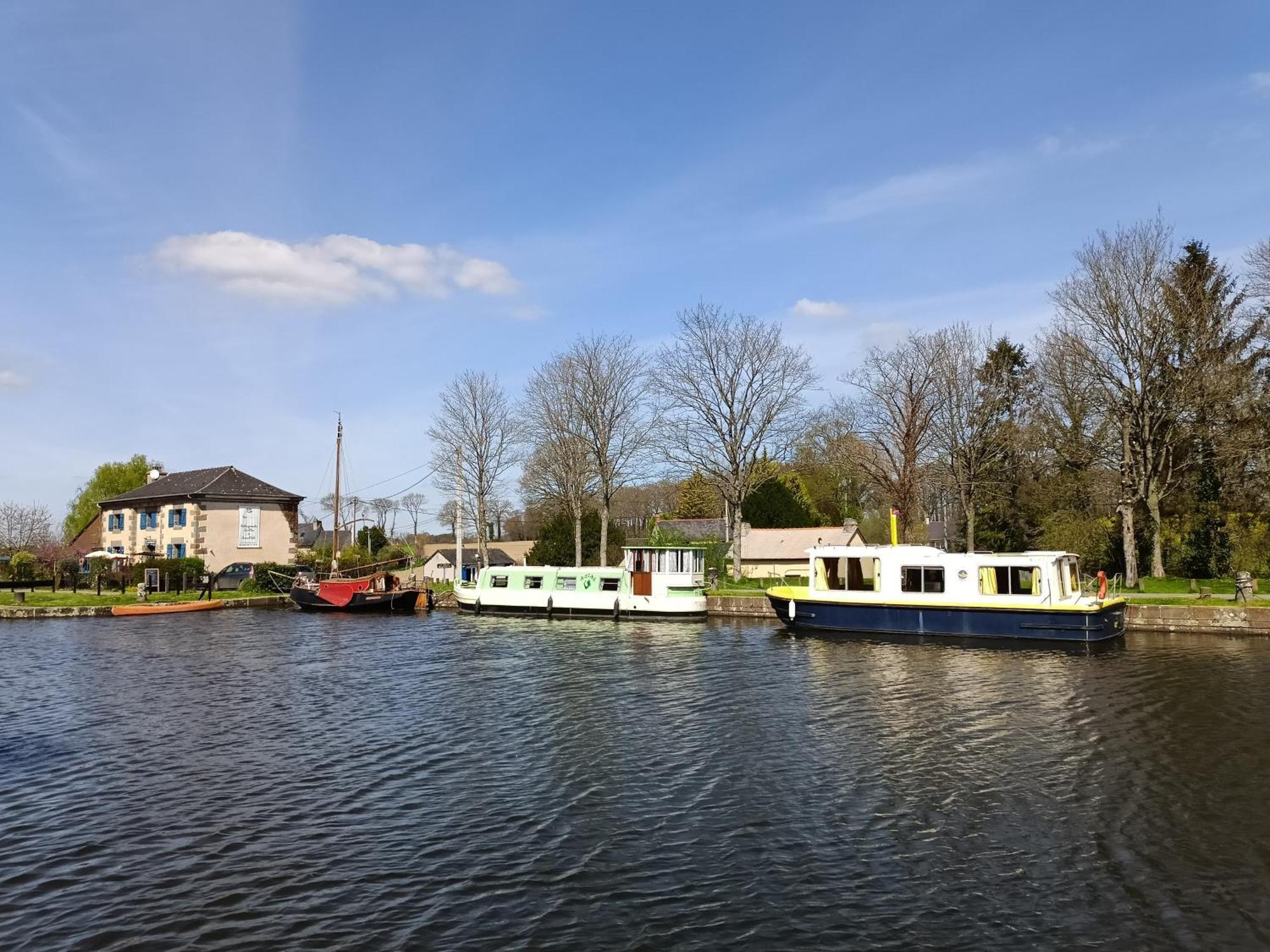 Hédé Ille Flottante, Maison Eclusiere Et Hebergements Insolites Sur Le Canal מראה חיצוני תמונה