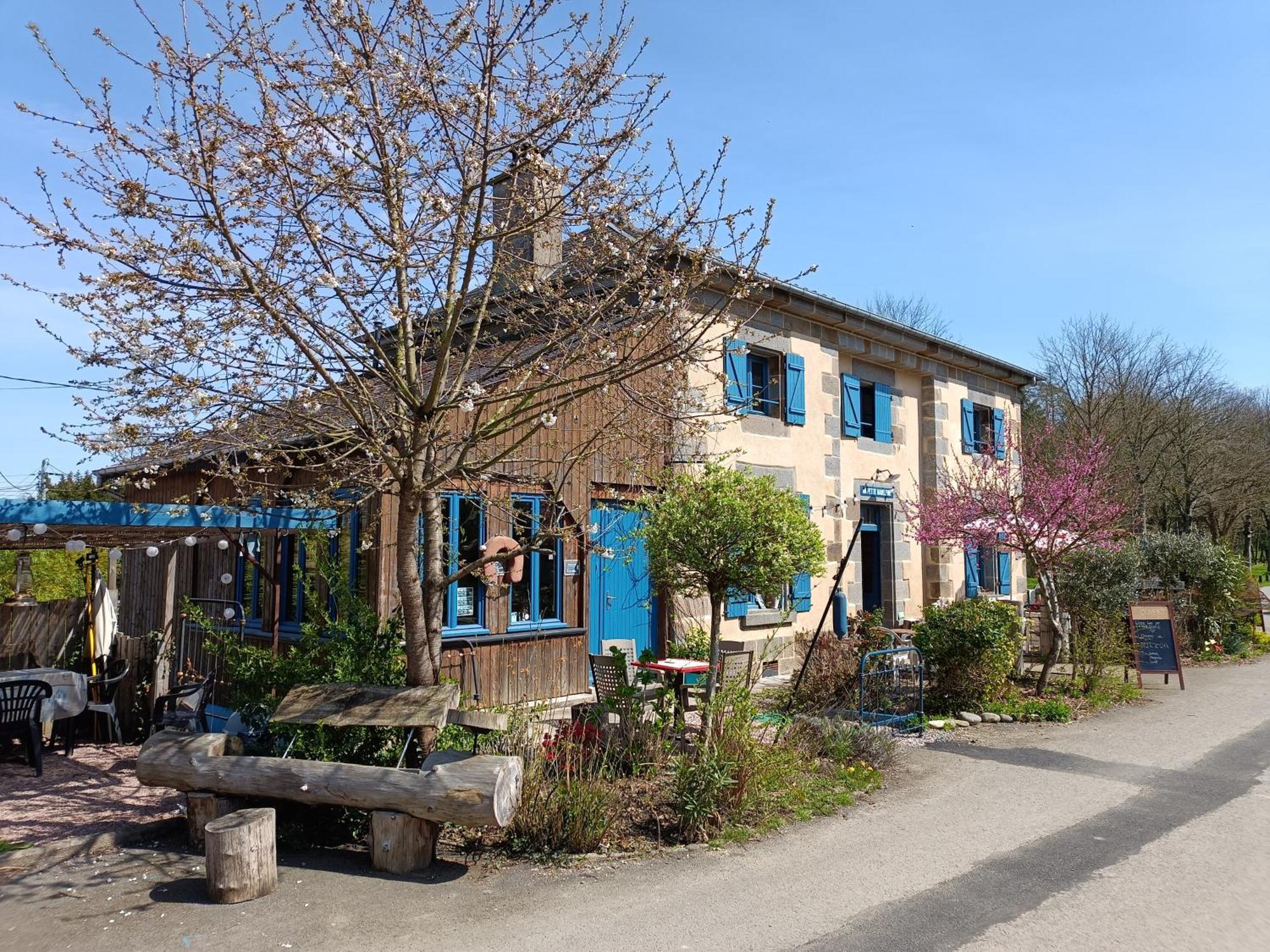 Hédé Ille Flottante, Maison Eclusiere Et Hebergements Insolites Sur Le Canal מראה חיצוני תמונה