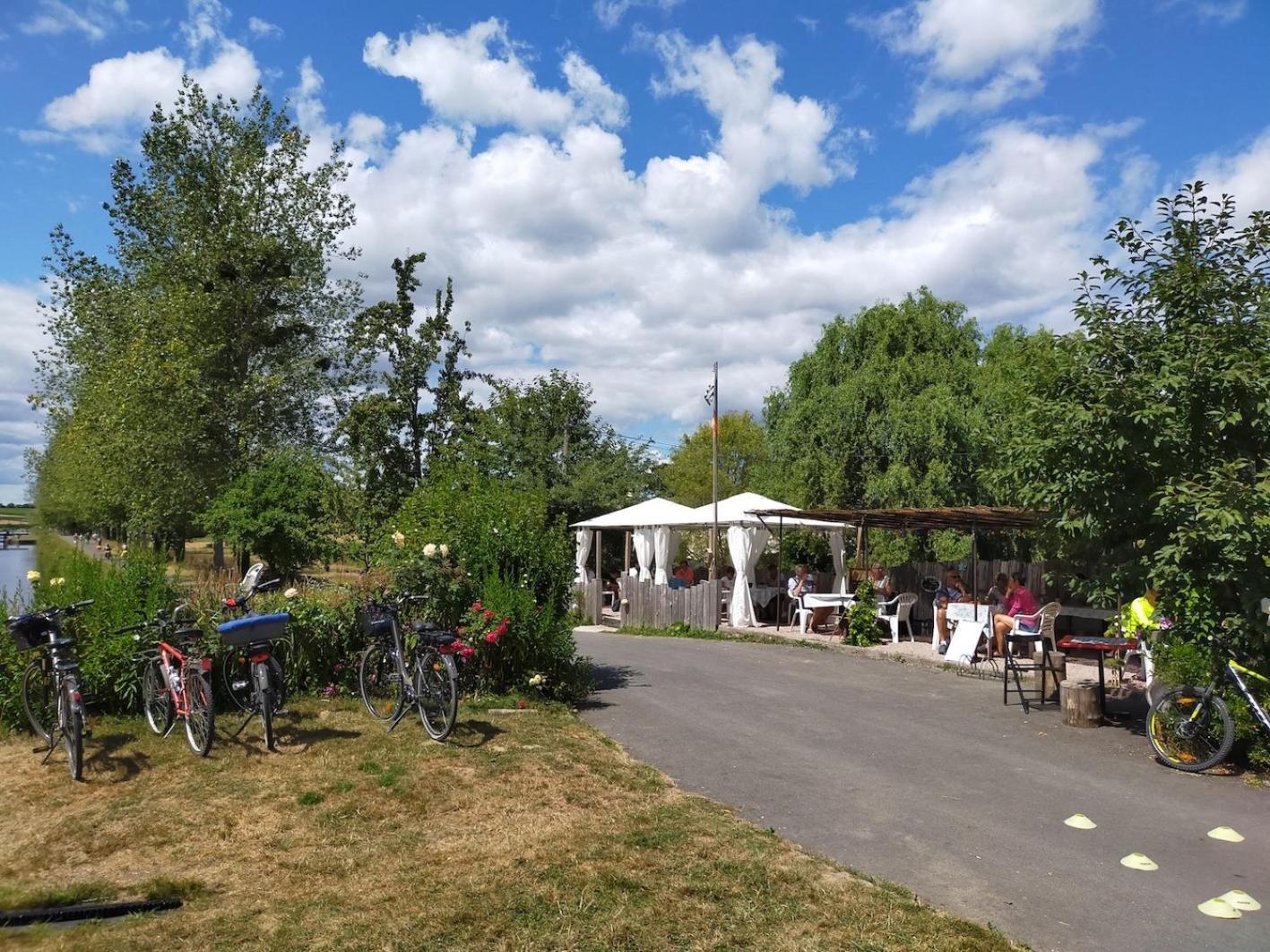 Hédé Ille Flottante, Maison Eclusiere Et Hebergements Insolites Sur Le Canal מראה חיצוני תמונה