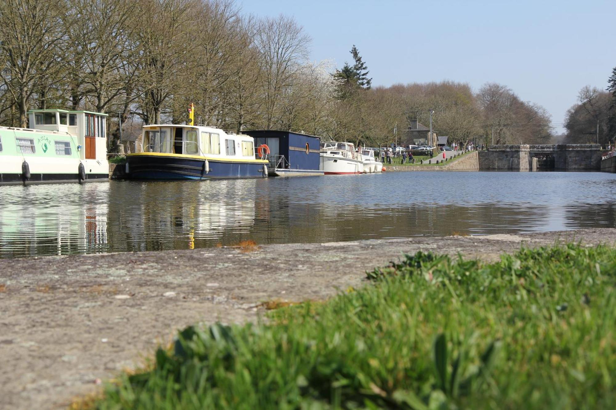 Hédé Ille Flottante, Maison Eclusiere Et Hebergements Insolites Sur Le Canal מראה חיצוני תמונה