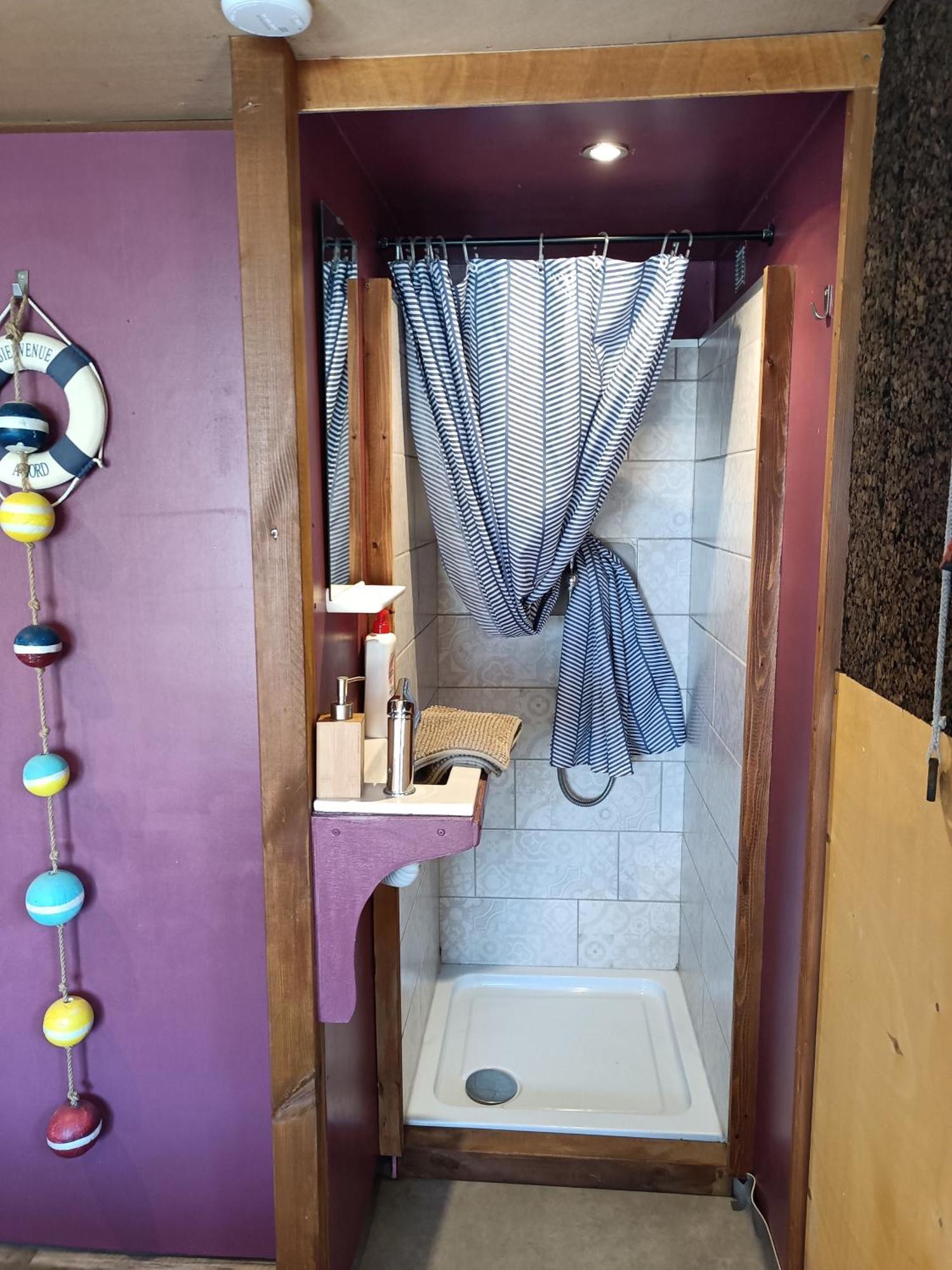Hédé Ille Flottante, Maison Eclusiere Et Hebergements Insolites Sur Le Canal מראה חיצוני תמונה