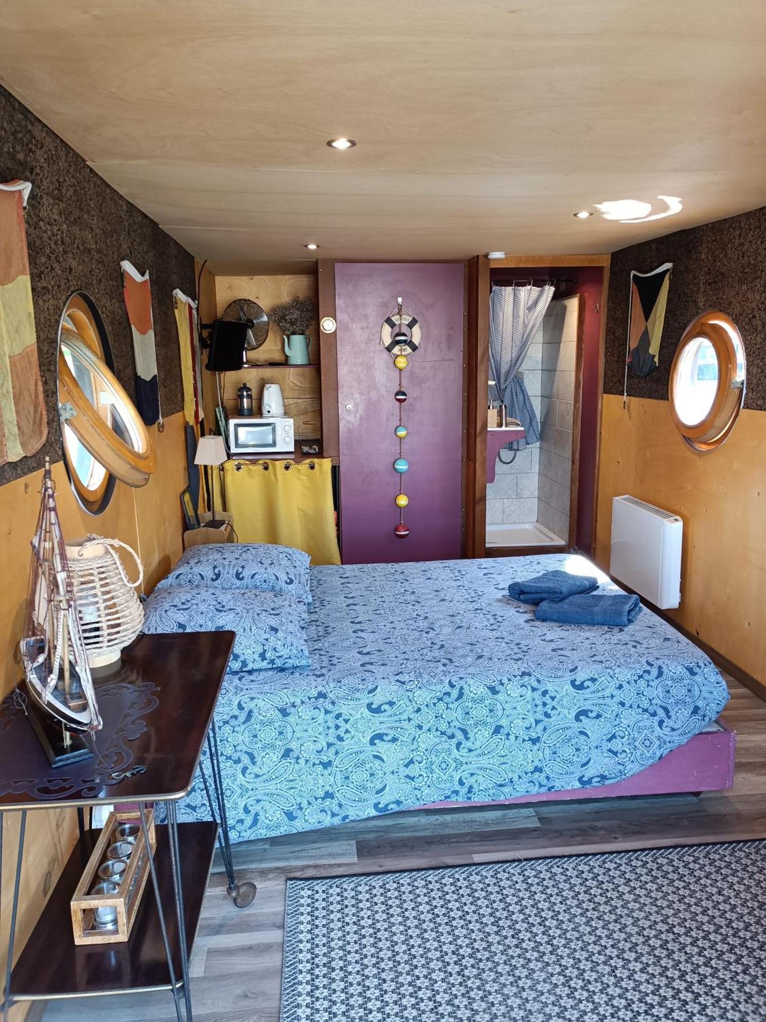 Hédé Ille Flottante, Maison Eclusiere Et Hebergements Insolites Sur Le Canal מראה חיצוני תמונה