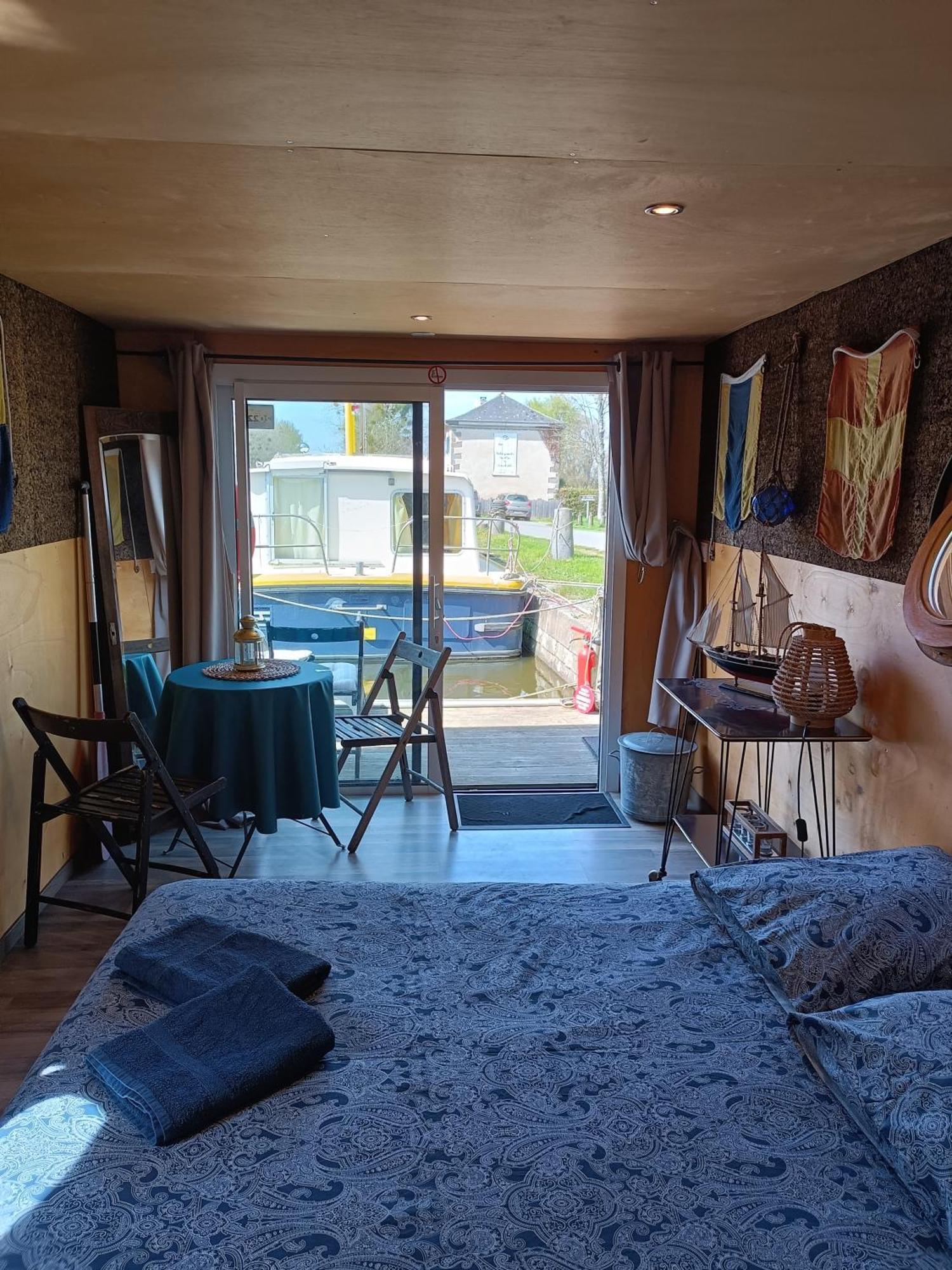 Hédé Ille Flottante, Maison Eclusiere Et Hebergements Insolites Sur Le Canal מראה חיצוני תמונה