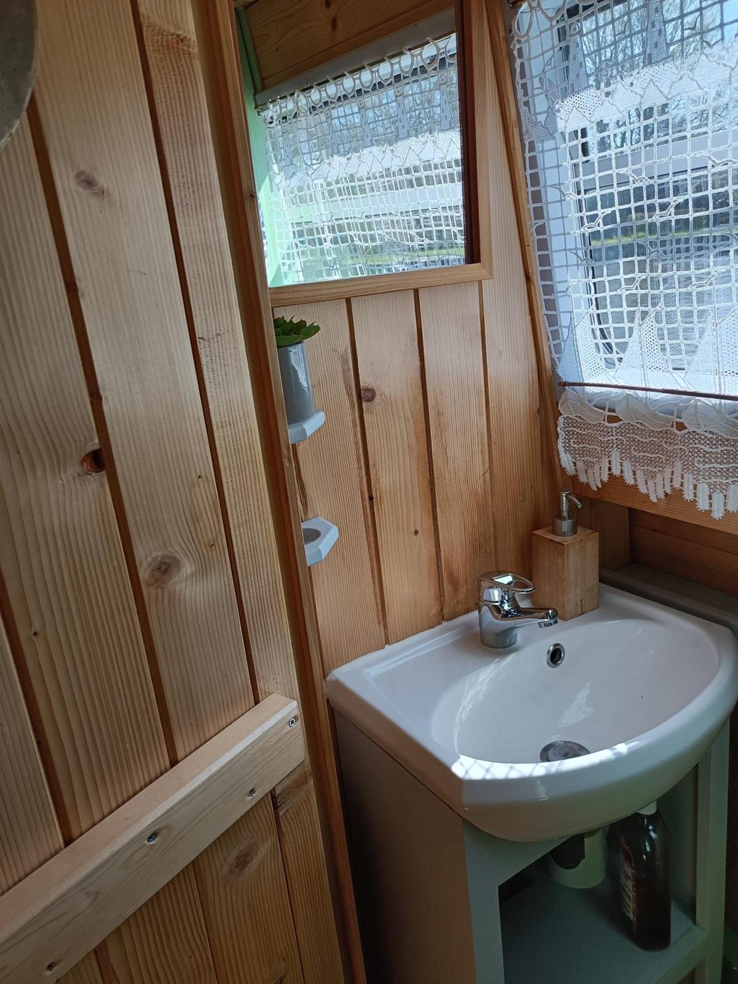 Hédé Ille Flottante, Maison Eclusiere Et Hebergements Insolites Sur Le Canal מראה חיצוני תמונה