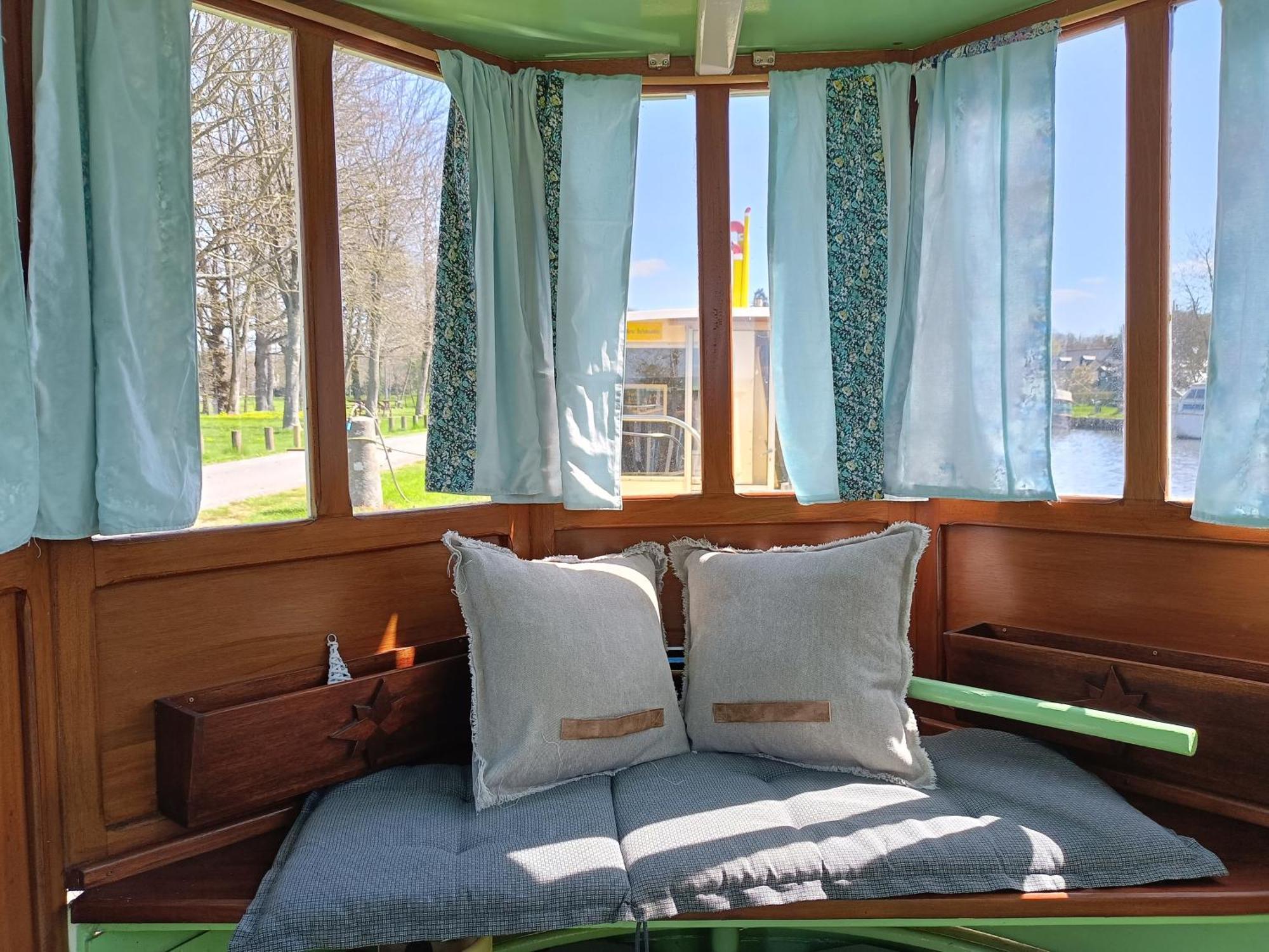 Hédé Ille Flottante, Maison Eclusiere Et Hebergements Insolites Sur Le Canal מראה חיצוני תמונה